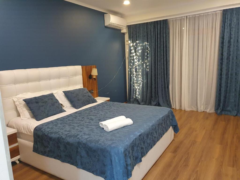 Deluxe King Size Room With Side Sea View – Room Only