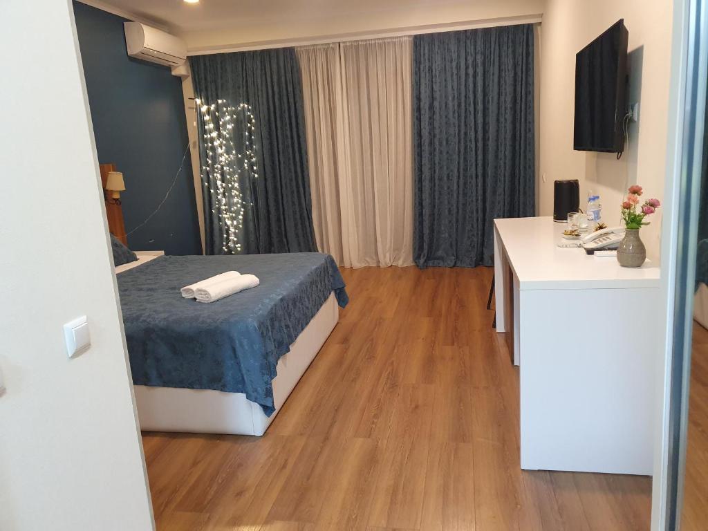 Deluxe King Size Room With Side Sea View – Room Only