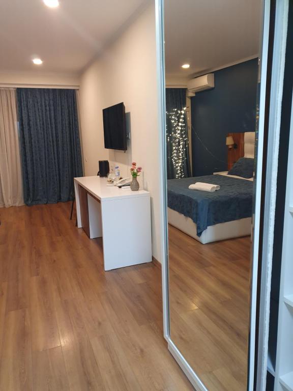 Deluxe King Size Room With Side Sea View – Room Only