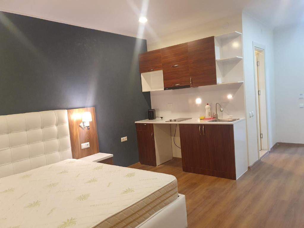 Deluxe King Size Room With Side Sea View – Room Only