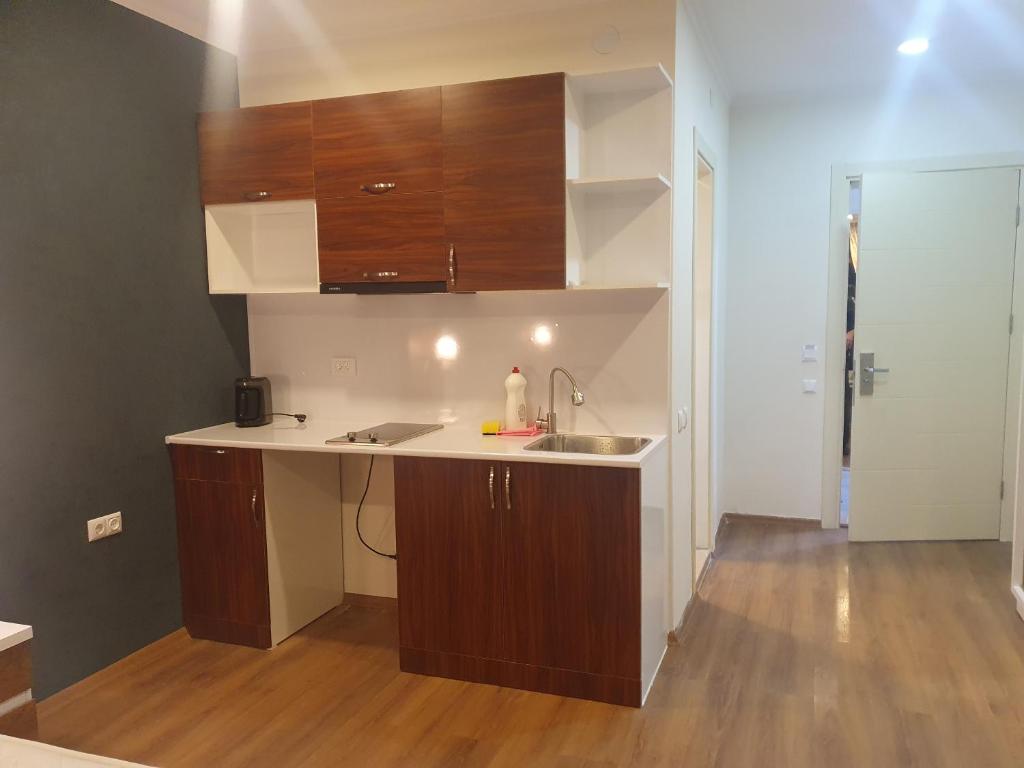 Deluxe King Size Room With Side Sea View – Room Only
