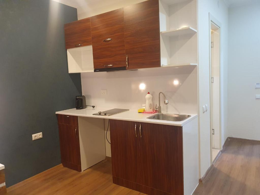 Deluxe King Size Room With Side Sea View – Room Only