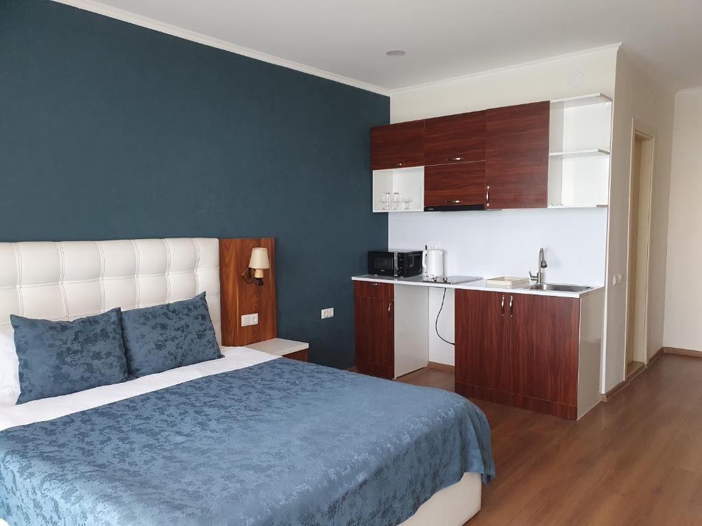 Deluxe King Size Room With Side Sea View – Room Only