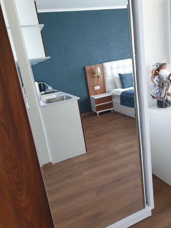 Deluxe King Size Room With Side Sea View – Room Only