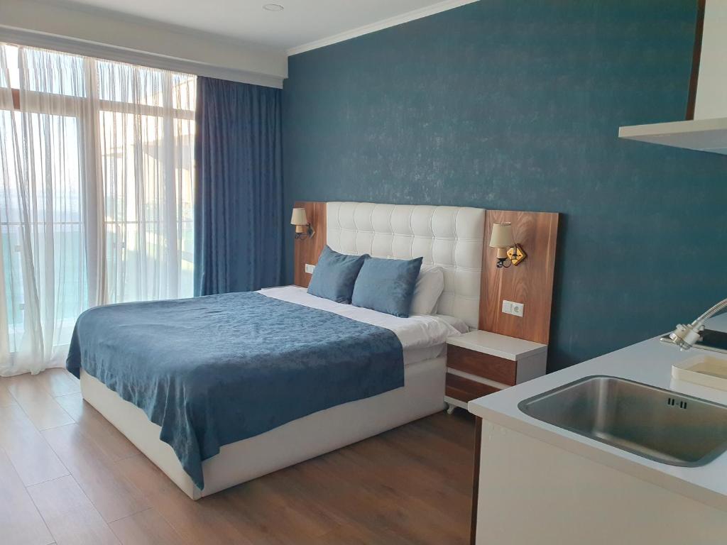Deluxe King Size Room With Side Sea View – Room Only