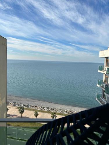 Deluxe King Size Room With Side Sea View – Room Only