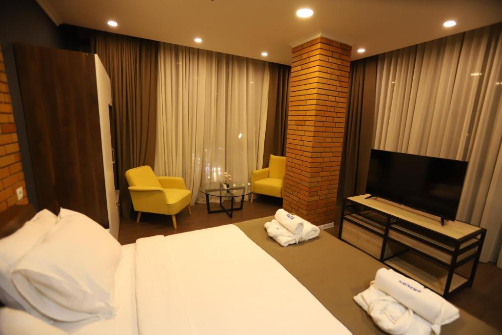 Business King Size Room – Room Only