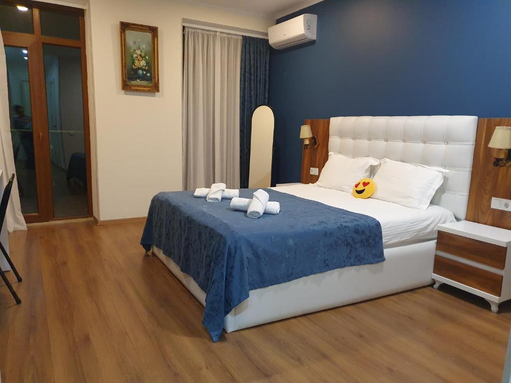 Deluxe King Size Room With Side Sea View – Room Only