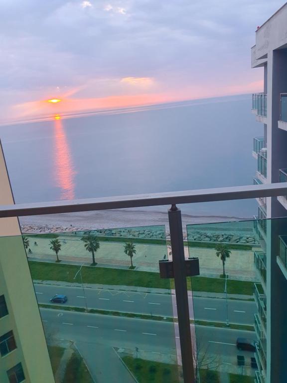 Deluxe King Size Room With Side Sea View – Room Only