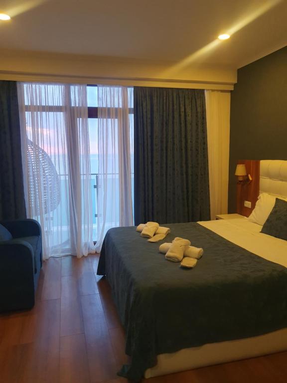 Deluxe King Size Room With Side Sea View – Room Only