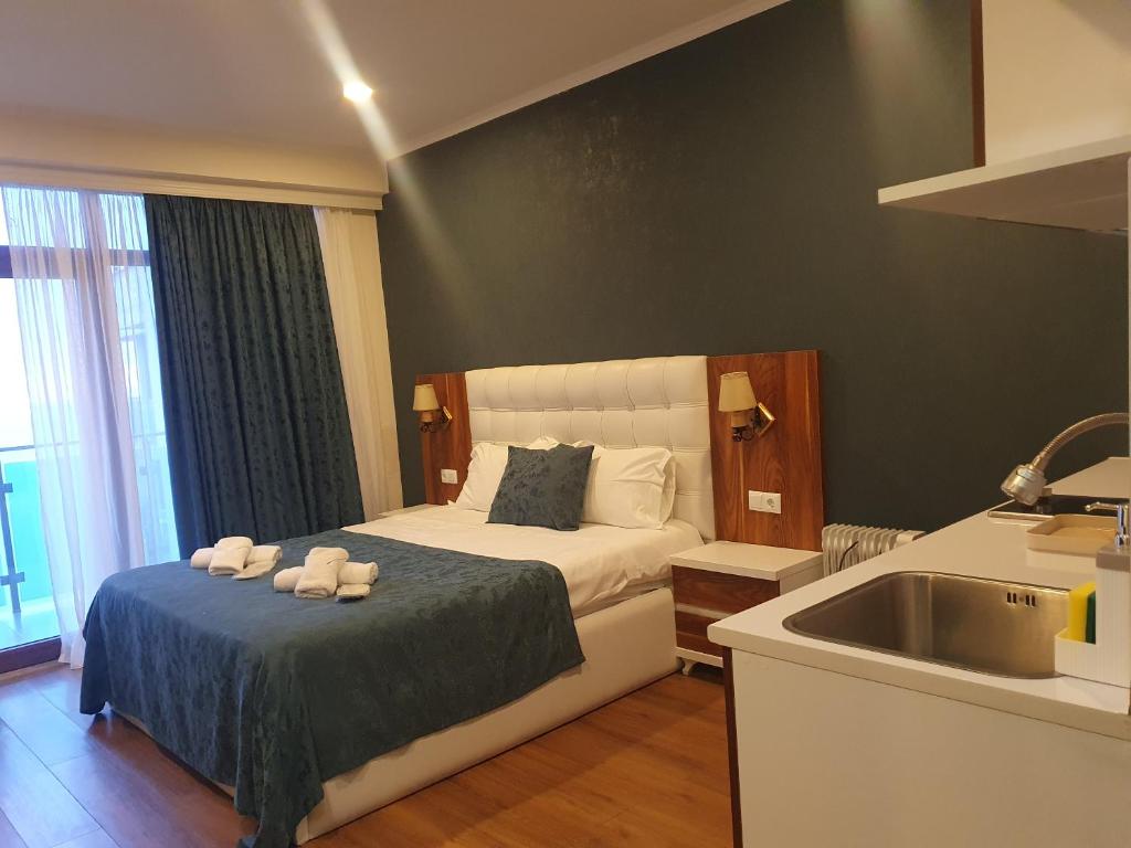 Deluxe King Size Room With Side Sea View – Room Only