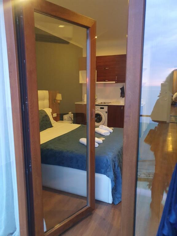 Deluxe King Size Room With Side Sea View – Room Only