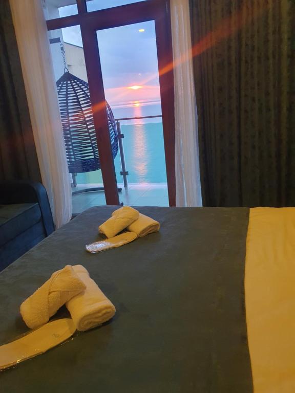 Deluxe King Size Room With Side Sea View – Room Only