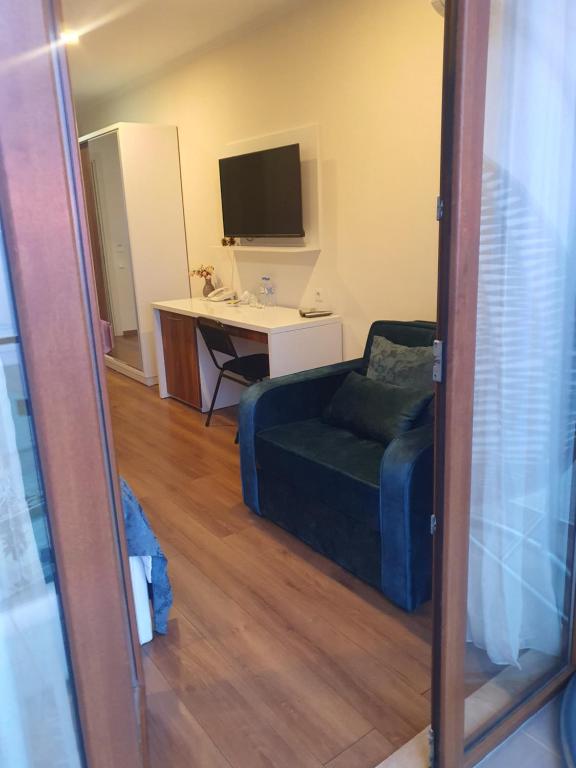 Deluxe King Size Room With Side Sea View – Room Only