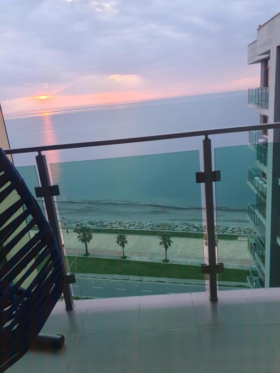 Deluxe King Size Room With Side Sea View – Room Only