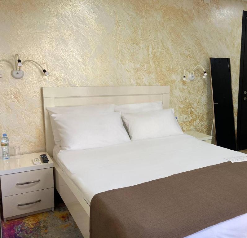 Deluxe King Size Room With Balcony – Room Only