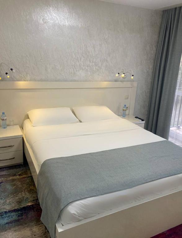 Deluxe King Size Room With Balcony – Room Only