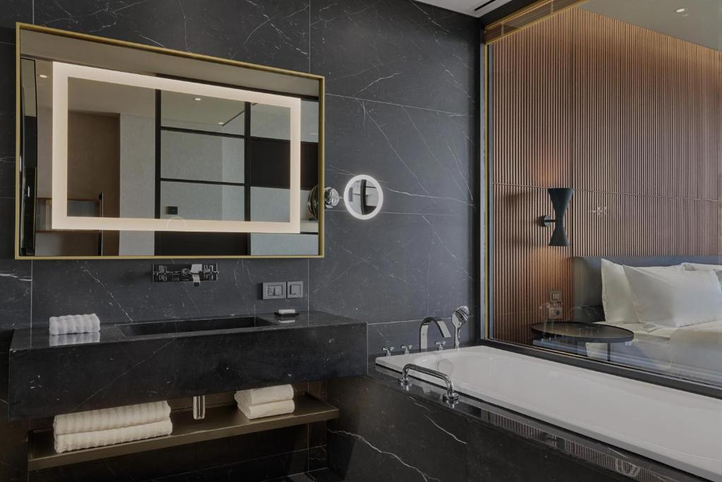 Superior King Size Room Sea view With Balcony – Room Only