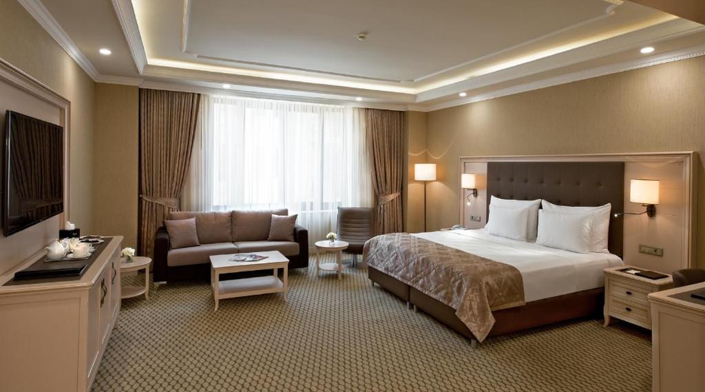 Suite with Business Package – Room Only